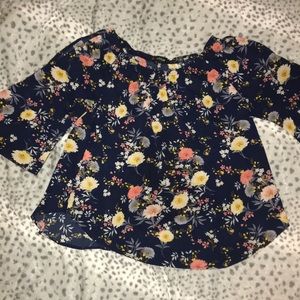 ⭐️ 5/$25 Star ⭐️ Cold shoulder floral blouse